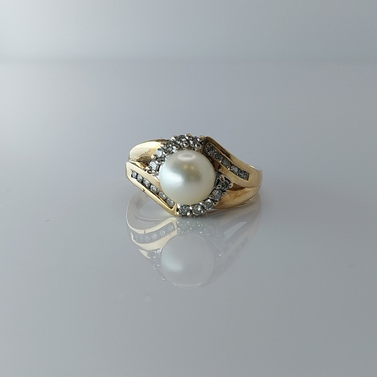 10K Yellow Gold Elegant Pearl Ring Size 6.25