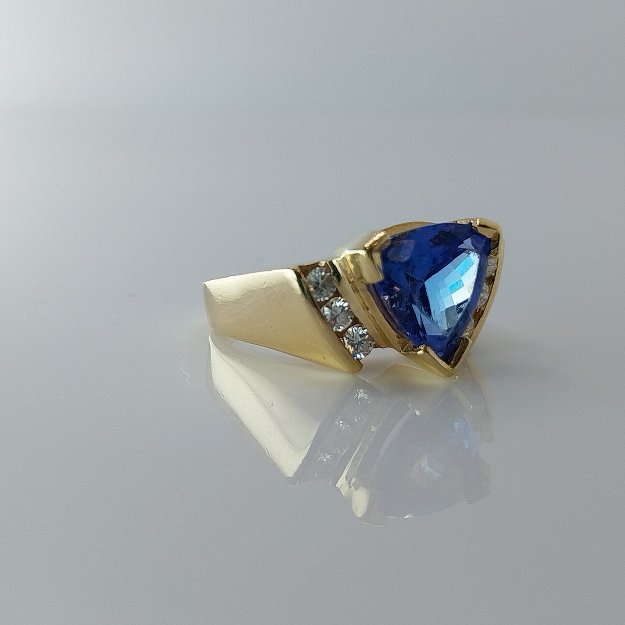 14K Yellow Gold Ring with Stunning Tanzanite and Diamonds - Size 8