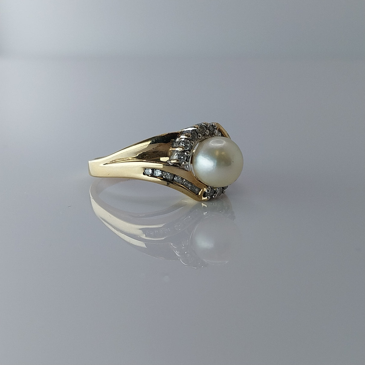 10K Yellow Gold Elegant Pearl Ring Size 6.25