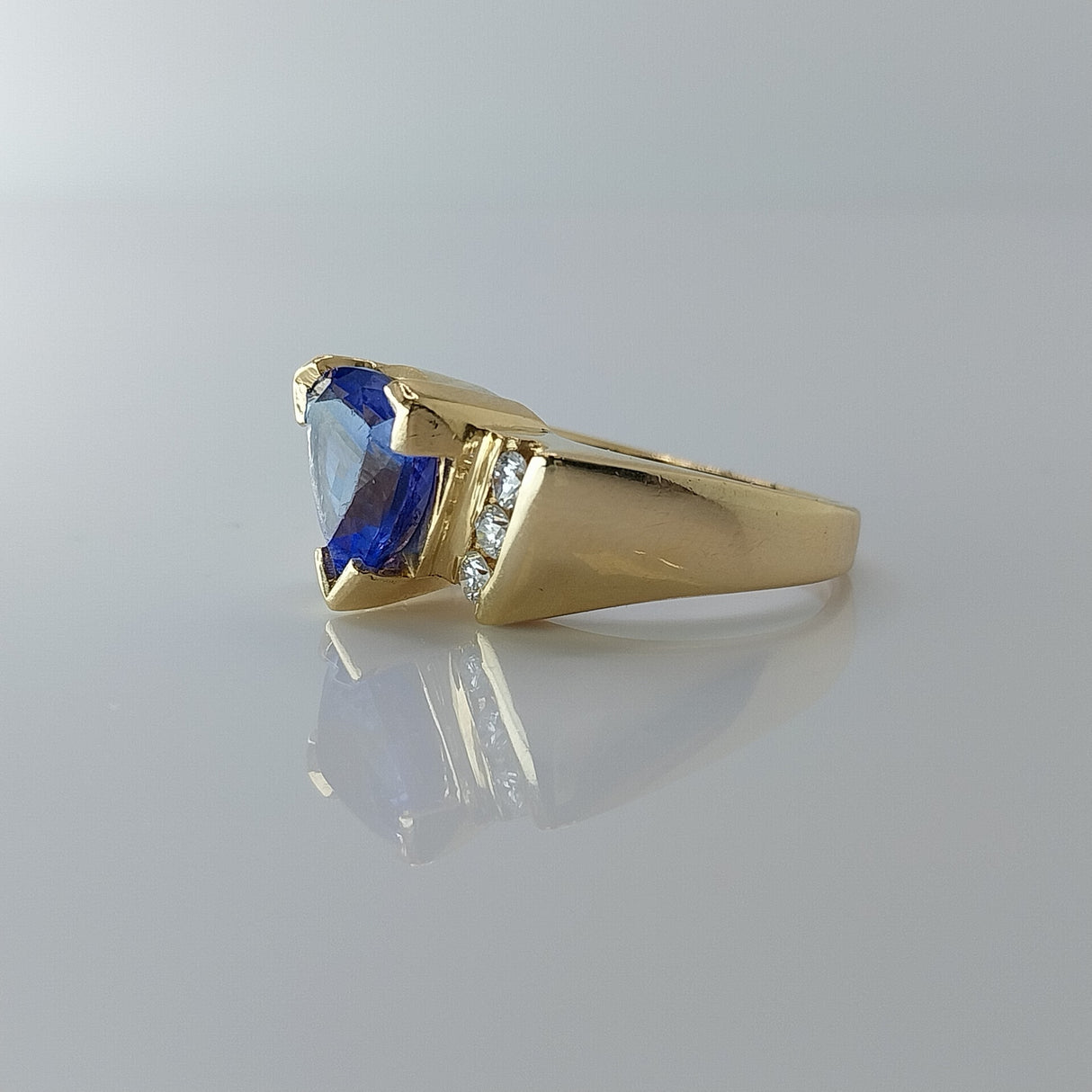 14K Yellow Gold Ring with Stunning Tanzanite and Diamonds - Size 8