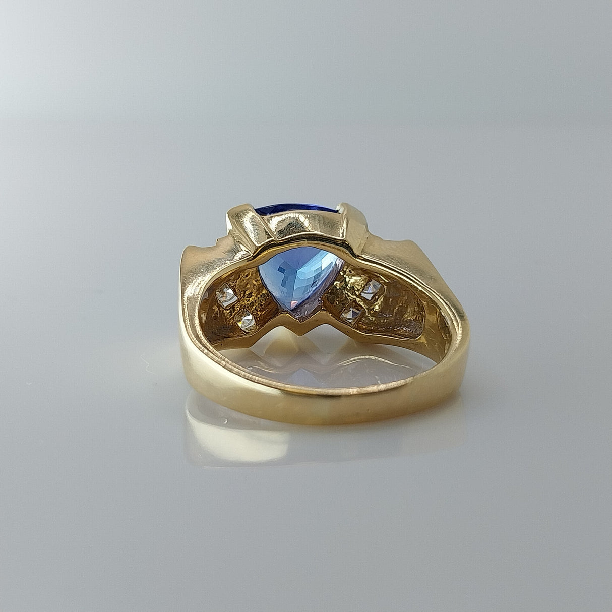 14K Yellow Gold Ring with Stunning Tanzanite and Diamonds - Size 8