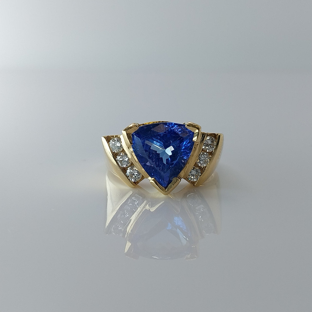 14K Yellow Gold Ring with Stunning Tanzanite and Diamonds - Size 8